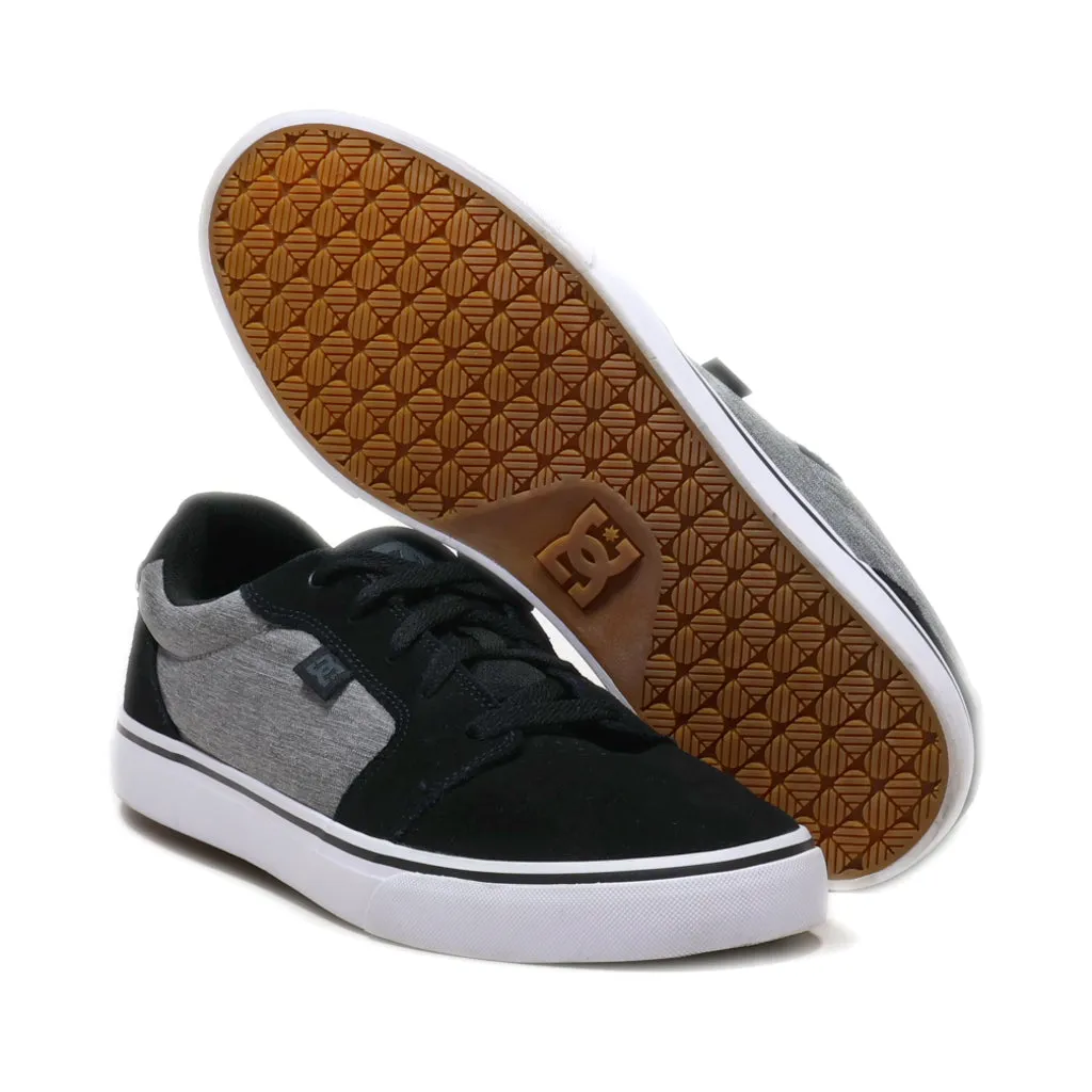 Dc Shoes Low-Top Sneakers Suede Black Colour For Men