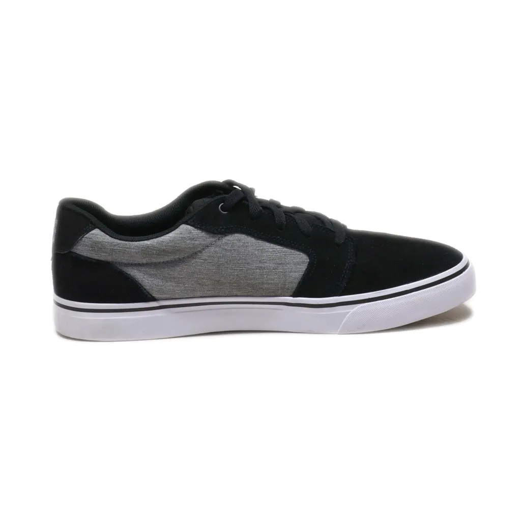 Dc Shoes Low-Top Sneakers Suede Black Colour For Men