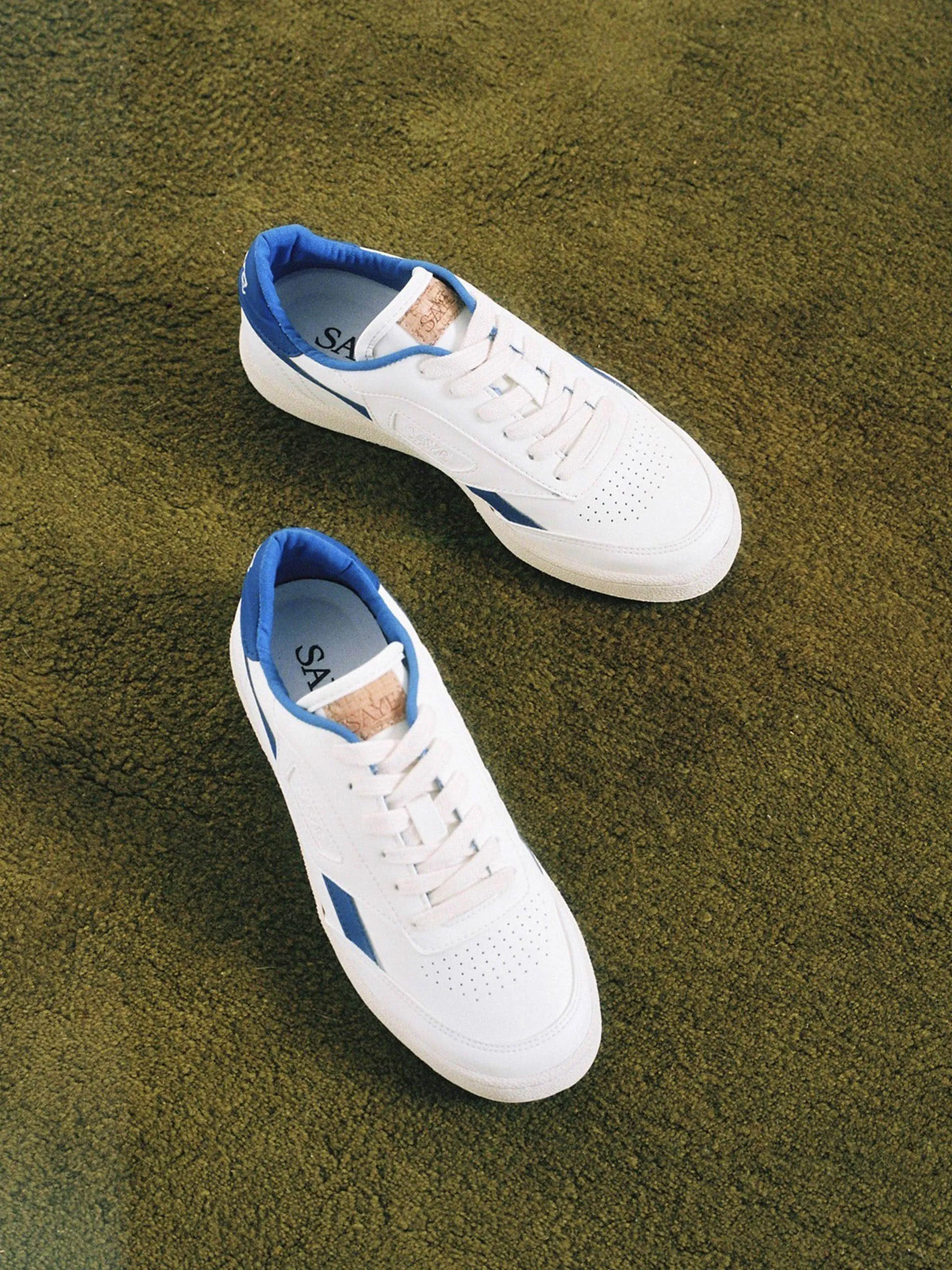 Modelo '89 trainer in blue