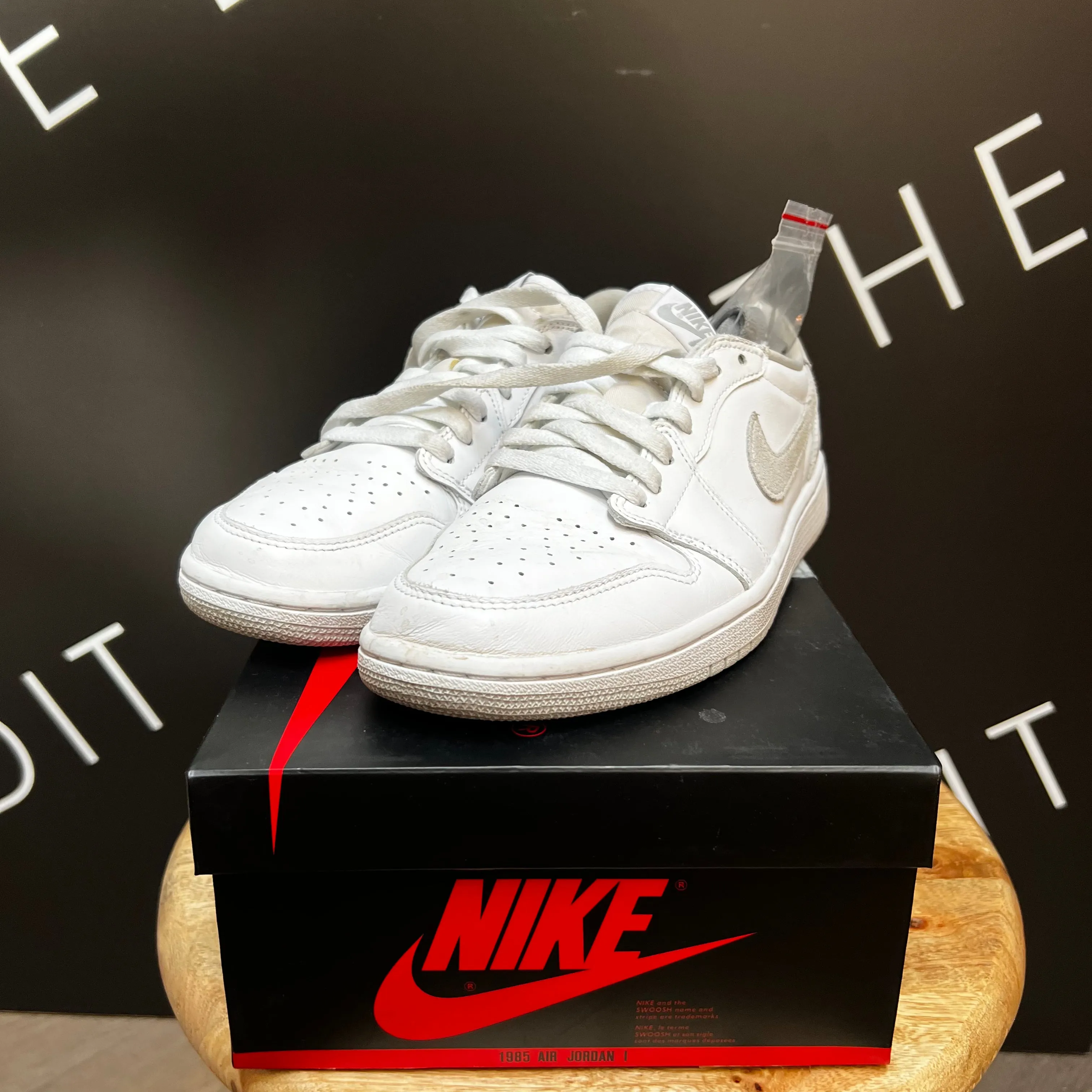 PRE LOVED - JORDAN 1 LOW OG NEUTRAL GREY (W)