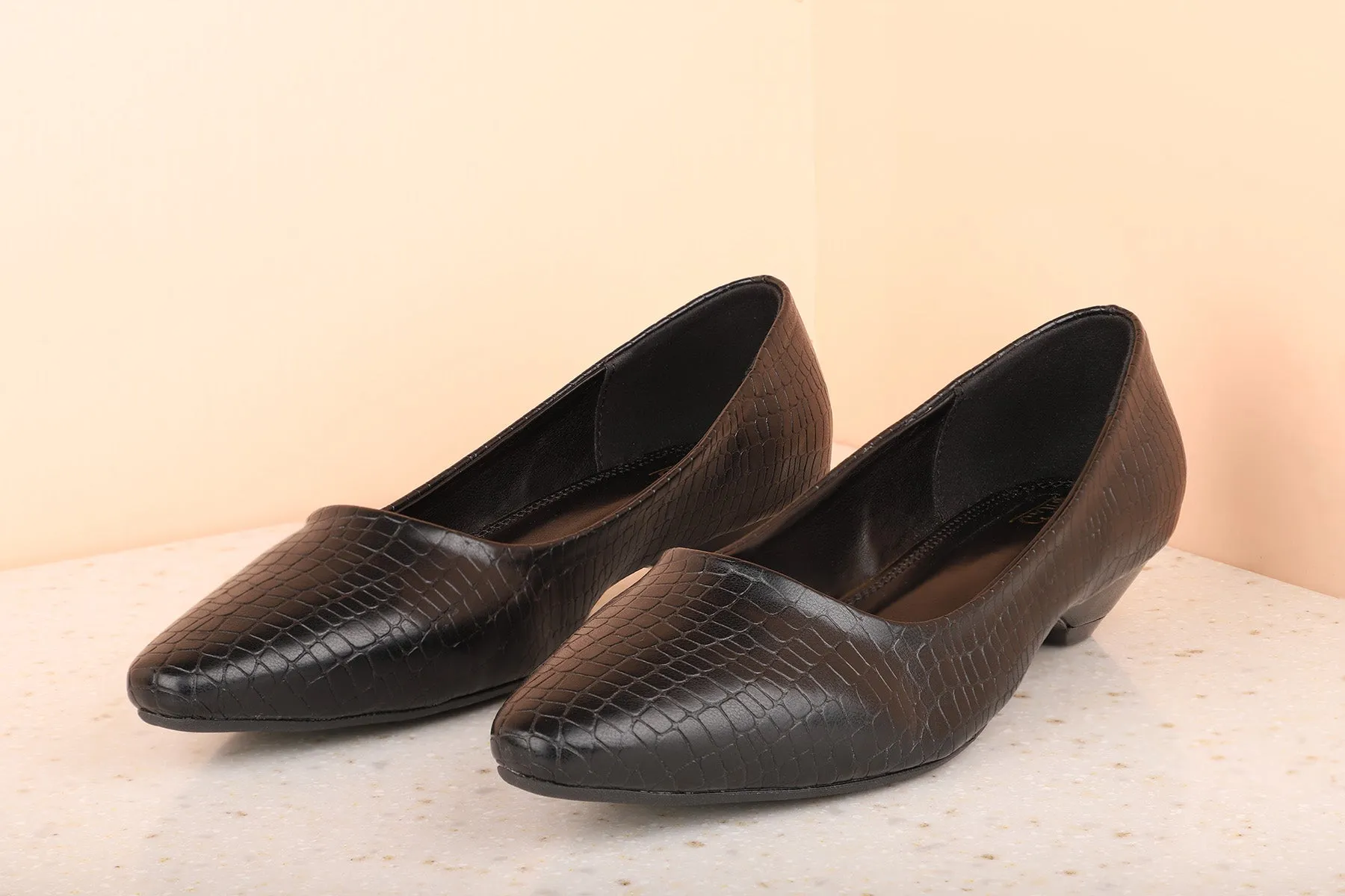 Women Black Textured  Kitten Pumps